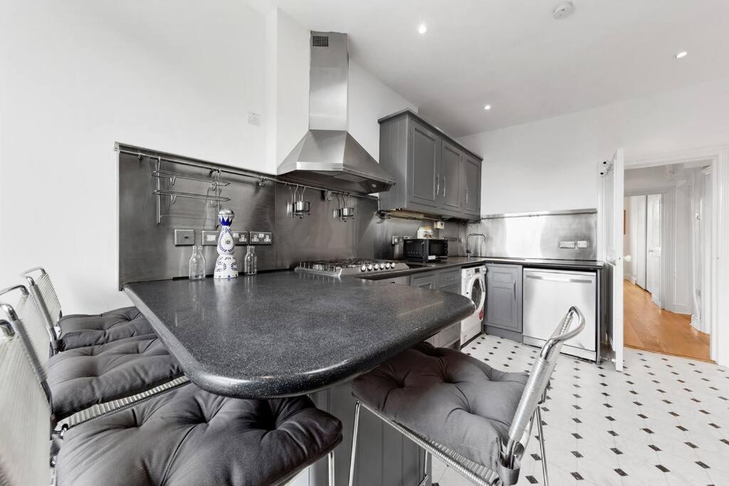 Spacious Sleep 11 With Terrace In Earls Court Ec99 London Exterior photo