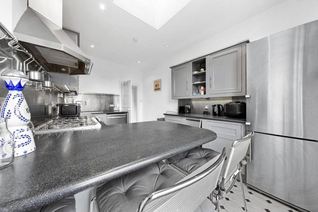 Spacious Sleep 11 With Terrace In Earls Court Ec99 London Exterior photo